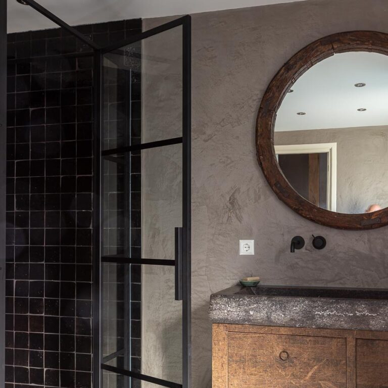 Badkamer met zelliges wandtegels in de douche