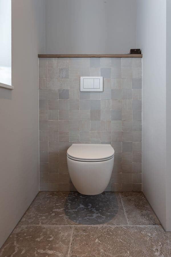 Marokkaanse zelliges toegepast als wandtegel in het toilet | Project Wassenaar