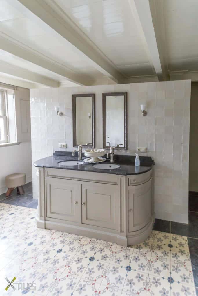 Badkamer in Ameide bekleed met Spaanse witjes in een bonte creme mix