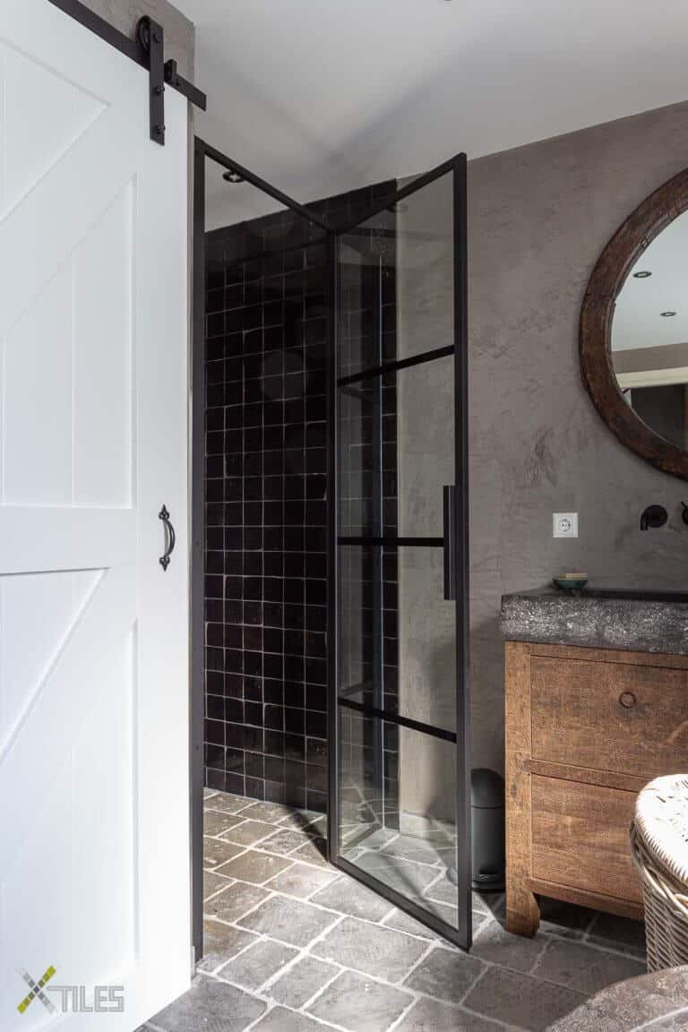 Landelijke badkamer in Bovenkarspel met marokkaanse zelliges zwart wandtegels