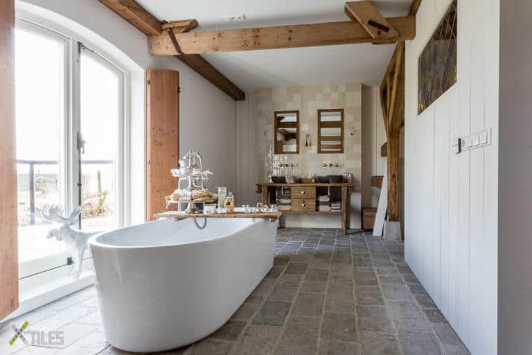 Droombadkamer in Wilnis met Spaanse witjes bonte creme mix