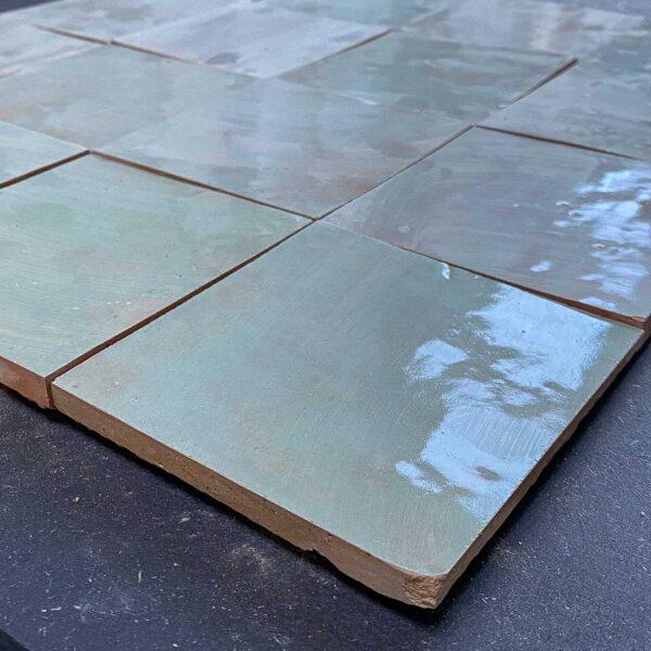 Detailfoto van de Marokkaanse zelliges in de kleurtint Tilleul (zacht turquoise)