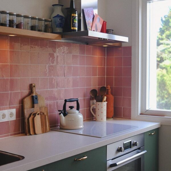 Realisatie van een groene keuken met roze zelliges wandtegels