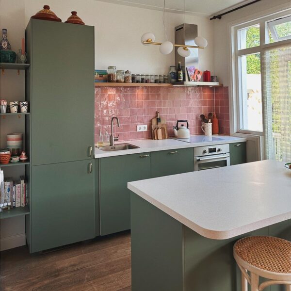 Oud roze zelliges in een groene keuken