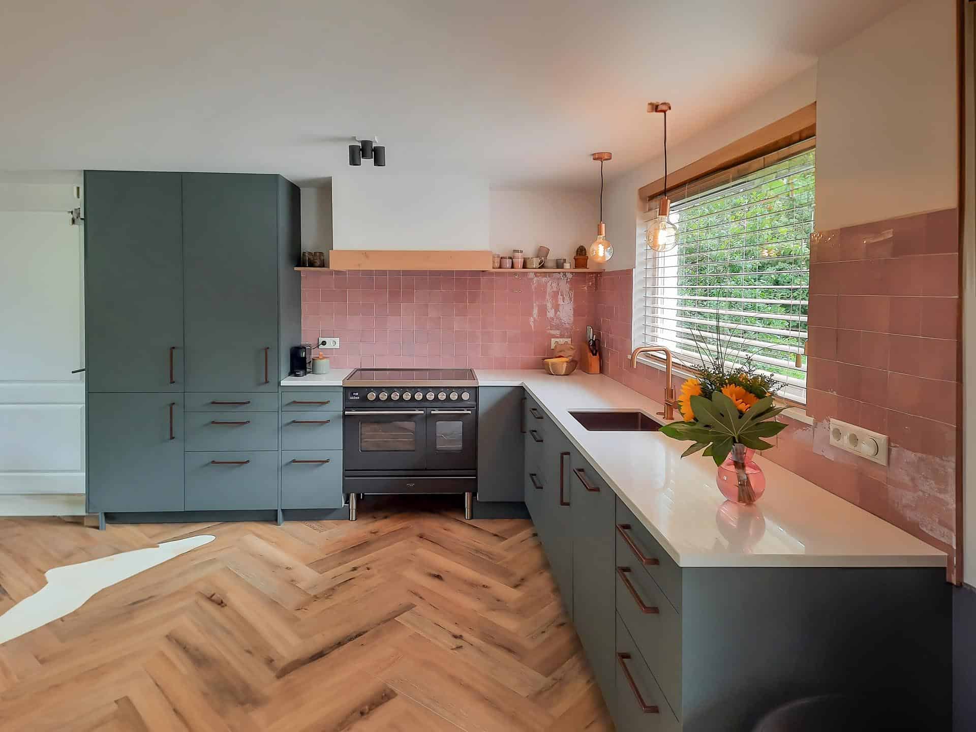 Zelliges oud roze als wandtegels in de keuken