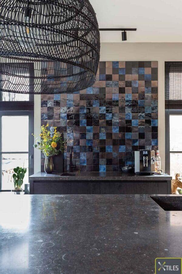 Productfoto van de Marokkaanse zelliges 'Deep blue mix' als keukenwand