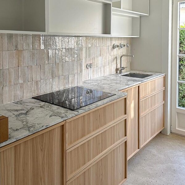 Bejmat wandtegels in de kleur Off White achter de keuken