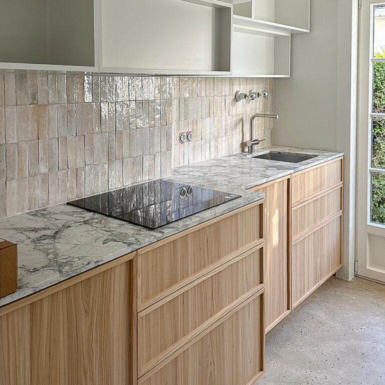Bejmat wandtegels in de kleur Off White achter de keuken