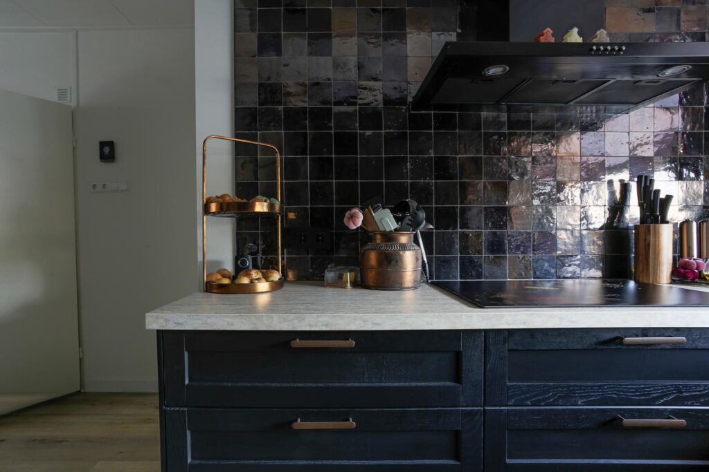 Realisatie van de keuken in Ameide met bronzen zelliges