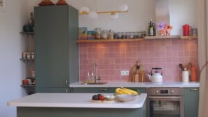 Realisatie van een groene keuken met roze zelliges wandtegels