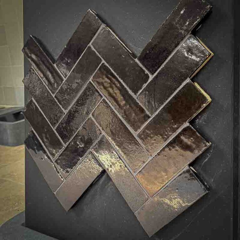 Bejmat tegel in visgraatpatroon