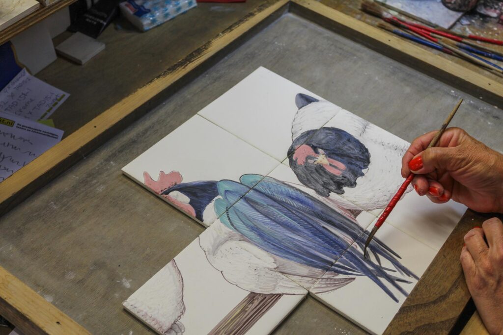 Werk in uitvoering:Kippen op stok worden geschilderd